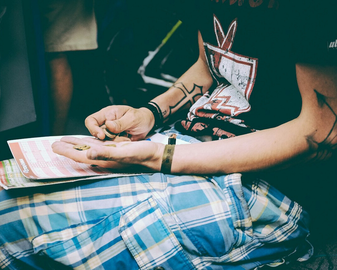 singer signing autographs